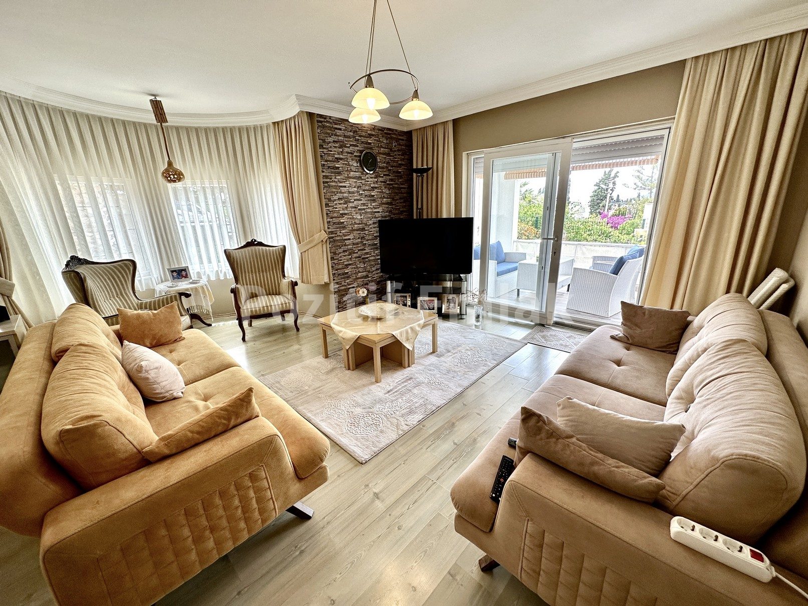 Turgutreis Merkezde Satılık 3+1 Bahçe Katı Geniş Daire