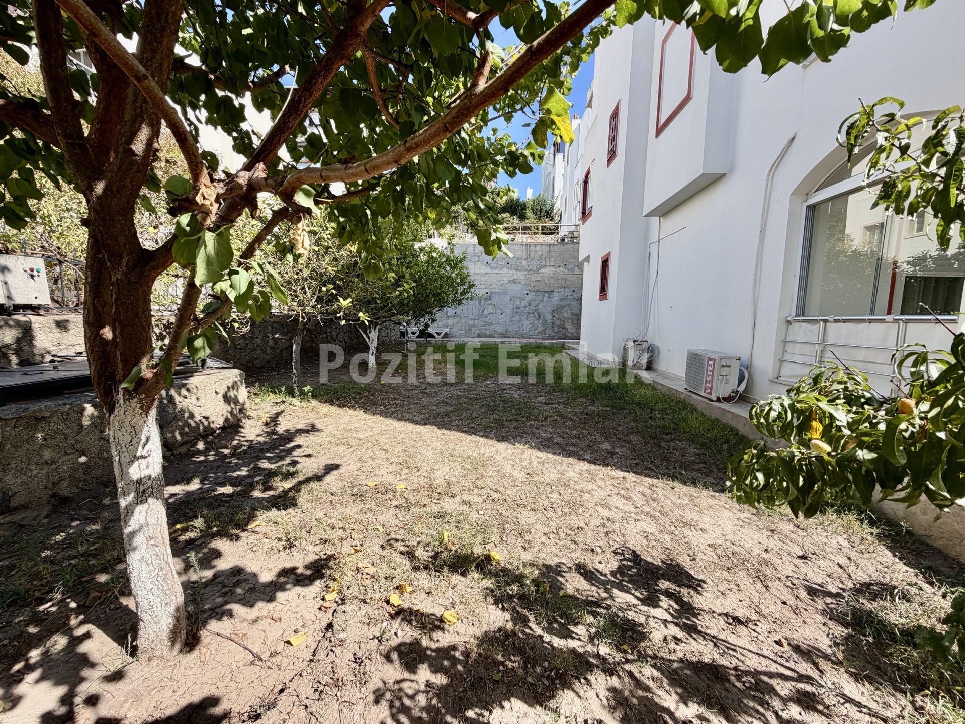 Turgutreis Merkezde Satılık 3+1 Bahçe Katı Geniş Daire